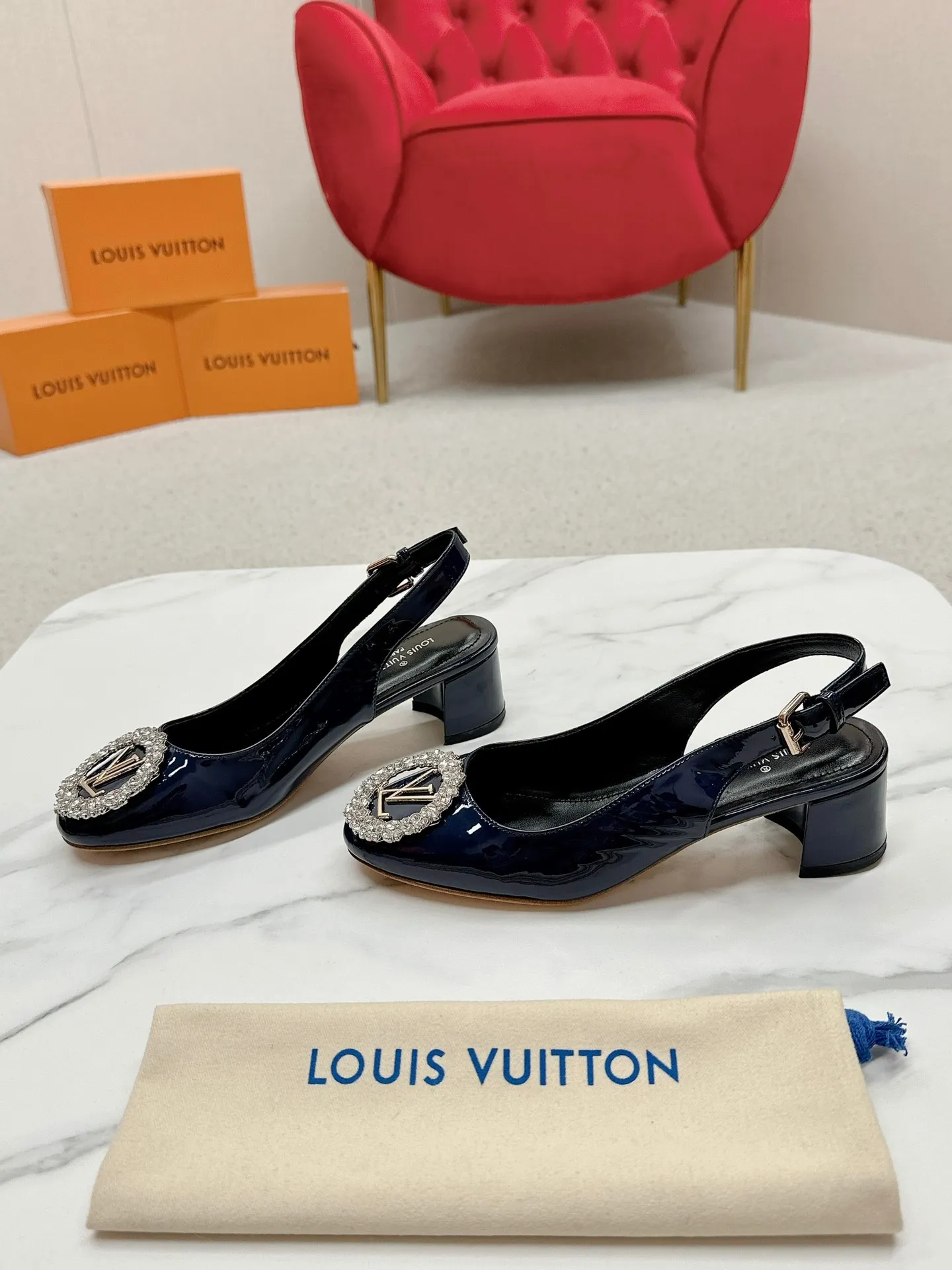 👟👟Ex-factory price 580👟👟 👑 Lv shoes This Urban Twist women's shoe is a stylish upgrade to the classic stiletto style. It is made of smooth calfskin upper with a bright silver metal toe and is engraved with the LV Circle logo, highlighting the Louis Vuitton brand characteristics. Detailed features: Calfskin material Lining: Imported full-grain sheepskin Foot pads: Imported full-grain sheepskin sole Italian genuine leather sole Heel height Two height sizes: 34-40 (34.40.41 customization is not returnable)
